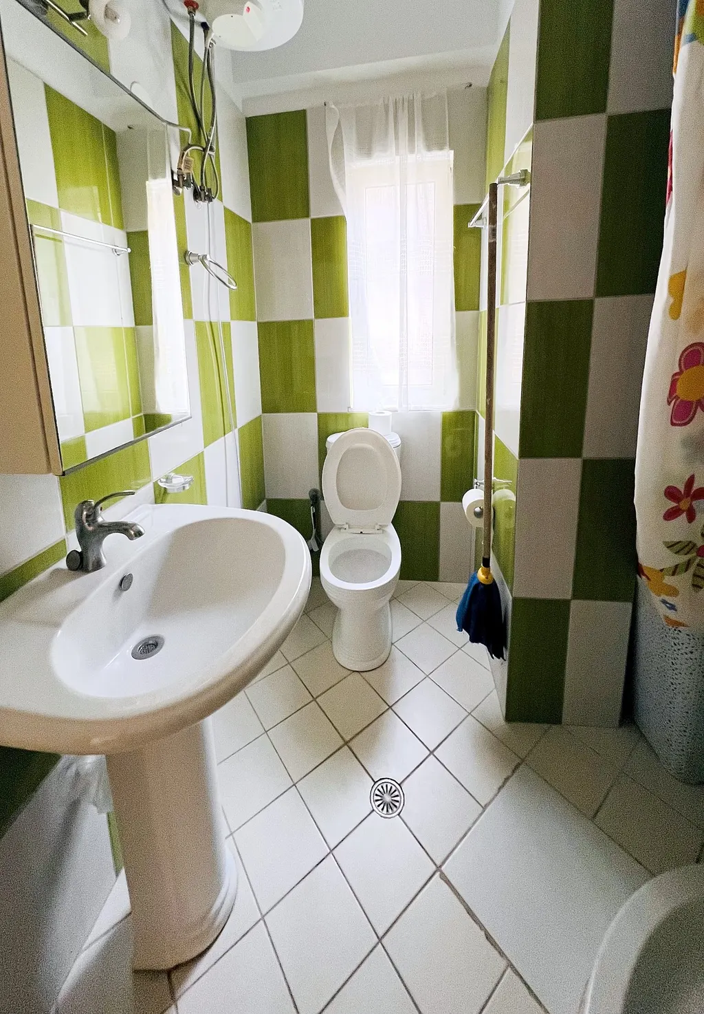Apartment bathroom, Sarandë, Albania